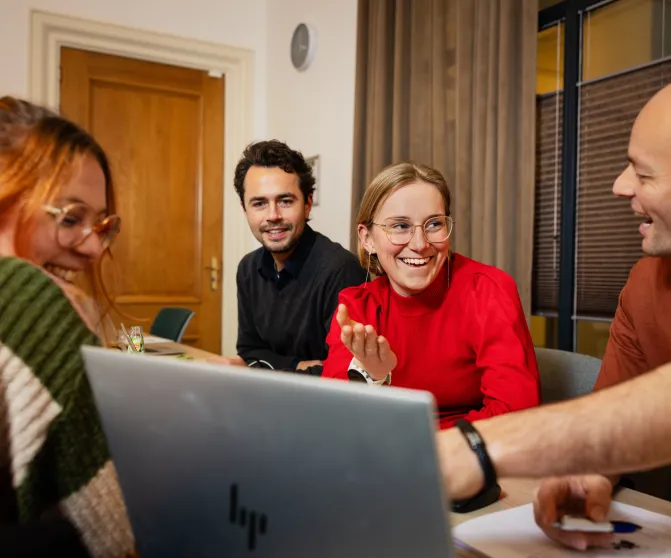 Groep mensen aan het kletsen