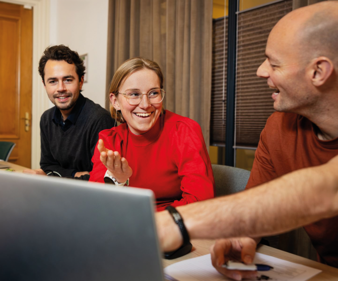 Groep mensen aan het kletsen